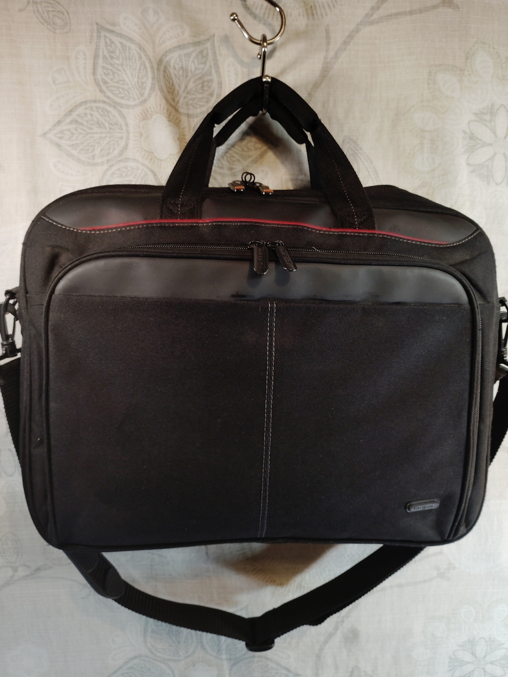 Targus Black Laptop/Messenger/ Briefcase with Red Trim